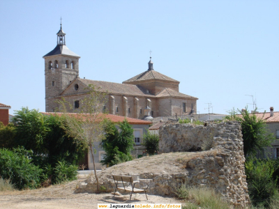 Foto del Castillo y la Iglesia en la misma toma fotográfica. 23 de Agosto de 2006
Para obtener ésta instantánea hay que irse detrás del Castillo, en el comienzo de la Calle de las Cuevas de Palacio que transcurre paralela a La Villeta por el lado del cerro de la antigua carretera de Andalucía. Este uno de los puntos desde los que la Iglesia Parroquial tiene una mejor fotografía, junto con la toma que se puede hacer desde la Cañadilla (por detrás de la antigua carretera de Andalucía, que ya puse en la web.
