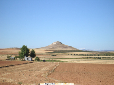 Vista del Cerro de la Atalaya desde la gasolinera de BP de la Carretera de Andalucía. 16 de Septiembre de 2006
Vengo de vuelta de los cerros del Santo Niño y paro a repostar en la gasolinera. Nunca hubiese pensado que desde ahí hay una vista tan buena del Cerro de la Atalaya. Trato de que quede constancia de ello.
