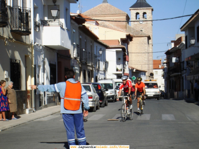 Concentración ciclista de Yepes a su paso por La Guardia. 27 de Agosto de 2006. Los ciclistas llegan a la Glorieta, puesto de avituallamiento
