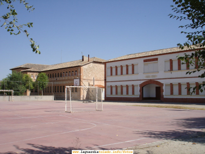 Colegio Público de La Guardia "Valentín Escobar". Agosto 2006
Cuando hice esta foto hace unos días recordé mi estancia en "Las Escuelas" como decimos aquí hasta los 14 años como se estaba antes con el plan de estudios de la EGB. Ahora con los nuevos planes de estudio creo que se estudia aquí hasta los 12. El edificio de la derecha era (y creo que sigue siendo) de Párvulos (ahora llamado Educación Infantil) y el de la izquierda era el de los Mayores (ahora me imagino que será Primaria).
Desde aquí un homenaje a todos los profesores que han pasado por estas "escuelas" y que nos han formado a tantas generaciones de guardiolos.

