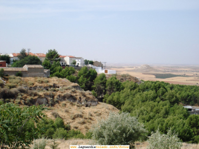 Vista de las cuevas de las Cercas del Norte desde el cerro del Cementerio. Septiembre de 2006
También se puede apreciar en segundo plano La Picota y al fondo a la derecha el Cerro de la Atalaya
