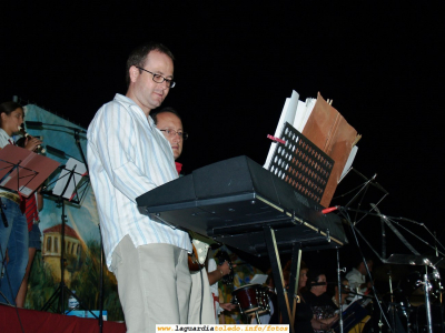 Orquesta Nueva Florida en el Festival Benéfico para recaudar fondos para la Plataforma de la Ermita del Santo Niño. En los teclados, Jesús, y con la guitarra, Paco
