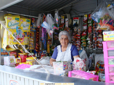 La Julia, la Vale, la Malia.... Y ahora la Flora.
Cada época guardiola los chavales se han criado con un símbolo de la venta de chuches. En la actualidad es "la Flora" quien encarna dicho papel. Un homenaje a esta mujer, que sea invierno o verano, está al pié del cañón al lado de la Iglesia para surtir de chucherías a los chavales y a los que no lo son tanto...
Nuestro proyecto se denomina precisamente "Proyecto Tupi" en honor al sitio de venta de chucherías que regentaba "la Malia" hace unas décadas. Por eso, no podía faltar en esta web la Flora.
