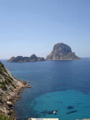 Aunque esta foto se aleja de la temática de esta web, la pongo por su belleza. Lógicamente esto no es ningún paraje guardiolo, pero sí un paraje que ha deleitado a un guardiolo de vacaciones.
Podríamos catalogar esta foto en una sección que aún no hemos creado, pero que si tiene aceptación podríamos incluir en la web denominada "Guardiolos de vacaciones". La instantánea está tomada por "grimores" (Juan Luis Redajo) el 11 de Agosto de 2006 a lo alto de un [b]acantilado cercano a Cala d'Hort en Ibiza. Al fondo dos islotes, Es Vedrà (derecha) y Es Vedranell (izquierda)[/b]. La verdad es que contemplando este paisaje a uno se le pasa por la cabeza eso de que cuántas maravillas quedan en este mundo por descubrir fuera del entorno guardiolo.
Os pongo aquí un enlace interesante que he encontrado en la web sobre el islote es Vedrà, el cual maravilló por ejemplo a Mike Oldfield, quien no sólo dedicó al islote la portada de su disco, 'Voyager'´, sino que además aseguró que Ibiza había sido su fuente de inspiración principal para algunos de los temas de su obra, 'Tubular Bells III'
[url=http://es.wikipedia.org/wiki/Isla_de_Es_Vedr%C3%A1][color=navy][i][b]Información interesante sobre es Vedrà encontrada en la web[/b][/i][/color][/url].[/b]
[b]La instantánea va dedicada a los que el día de la toma fotográfica (11 de Agosto) estaban colaborando de una forma u otra en tratar de conseguir que el Festival Benéfico para recaudar fondos para la Plataforma del Santo Niño que se celebró al día siguiente fuese un éxito, que realmente lo fué.[/b]
De hecho, un internauta como yo (grimores) enganchado a la web, no podía esos días, aunque de vacaciones, estar desconectado de este evento, y desde el Hotel estuvo al día de los acontecimientos gracias al trabajo del resto de componentes de la web , "nauta" (Juan Cristóbal Martinez) y "piccolo" (Juan Fdo. Novillo), que tomaron instantáneas y las pusieron en la web los días 12 y 13 de Agosto tanto de los ensayos como del Festival. También agradecer a Jose Luis Guzmán que una vez más nos ha cedido el extenso repertorio de fotos que hizo del evento. En los próximos días iré posteando también videos del evento que "piccolo" grabó.
[b]Proyecto Tupi también puso su granito de arena en este evento y colaboró en la confección de los carteles anunciadores del Festival y en parte de la música de las actuaciones musicales. Además, como sabréis los asiduos a la web, Proyecto Tupi ha hecho una donación de 121€ a la Cofradía por la venta de dvd's de las actuaciones de Castilla la Mancha y seguirá colaborando poniendo a la venta los dvd's del Festival Benéfico cuya donación también irá a este fin[/b]
[url=http://www.redajo.com/redajoblog/?p=99][color=navy][i][b]Fotos de Ibiza en www.redajo.com[/b][/i][/color][/url].[/b]
[url=http://www.redajo.com][color=navy][i][b]www.redajo.com[/b][/i][/color][/url].[/b]
