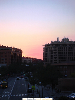 Puesta de sol en Madrid, barrio de la Arganzuela. 31 de Agosto de 2006, 20:42
Publico esta foto para que se puedan apreciar las diferencias entre las puestas de sol en el campo y en la ciudad. Comparada con las puestas de sol que he publicado de La Guardia en dias anteriores, no hay color. En Madrid hay que recorrer unos cuantos kilómetros y salir a campo abierto para apreciar, si se aprecia, una puesta de sol, mientras que en nuestro pueblo basta con irse a la punta del Cerro o a otras ubicaciones para apreciar la belleza del ocaso del sol.
