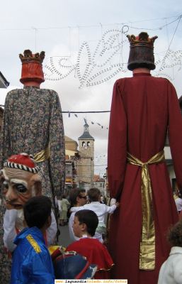 24 de Septiembre de 2006. Las dos torres
Podrámos titular esta foto "las dos torres" como una de las películas de la trilogía del Señor de los Anillos. Pero como véis, no son dos, sino tres las torres de la foto (la de la Iglesia tambén cuenta)
