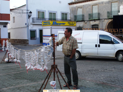 24 de Septiembre de 2006 a primera hora de la mañana. Preparación de la mascletá de la plaza
En la foto vemos a uno de los municipales del Pueblo, nuestro querido Francisco León y a la furgoneta de Pirotécnica Manchega al fondo. Son ya muchos los años que esta pirotécnica es quién nos deleita con esta mascletá. Lo que mucha gente no sabe es que cuando se contrata la pólvora en Agosto se tira una pequeña traca. Este año ha sido en la Glorieta y Proyecto Tupi estuvo allí.Aquí están las pruebas:
[url=http://www.laguardiatoledo.info/fotos/displayimage.php?pos=-1089][color=navy][i][b]Foto de la contratación de la pólvora 2006[/b][/i][/color][/url].[/b]
[url=http://www.laguardiatoledo.info/fotos/displayimage.php?pos=-1090][color=navy][i][b]Video de la contratación de la pólvora 2006[/b][/i][/color][/url].[/b]
