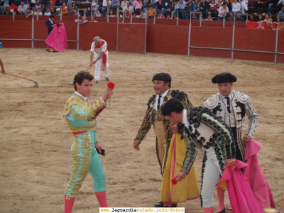 24 de Septiembre de 2006. Toros en la plaza ambulante
El torero con el trofeo conseguido
