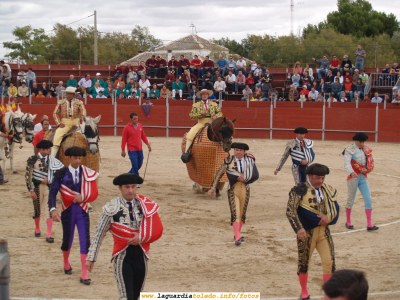 24 de Septiembre de 2006. Corrida de toros en la plaza ambulante
Los toreros y maletillas en el paseillo inicial
