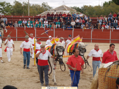 24 de Septiembre de 2006. Corrida de toros en la plaza ambulante
Paseillo inicial con la Peña los Timbales acompañando
