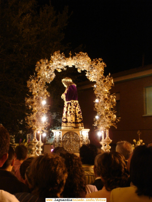 25 de Septiembre de 2006. Procesión nocturna. El Santo Niño durante la puja
