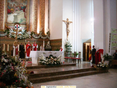 26 de Septiembre de 2006. Panorámica del altar con los sacerdotes que concelebran la misa del Santo Niño
