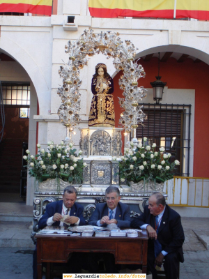 26 de Septiembre de 2006. Ofertorio con el Santo Niño en la Plaza
Los miembros de la Cofradía están vendiendo artículos del Santo Niño y regalando algún recuerdo a los que donan al Santo Niño.
