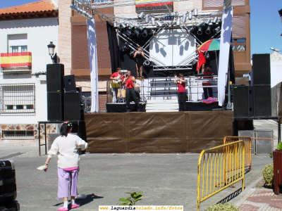 26 de Septiembre de 2006. La Orquesta Trópico Show en el Baile del Vermout
[b] Nuestra querida "Vicen" bailando en solitario. La excesiva temperatura no animaba en exceso a bailar[/b]
