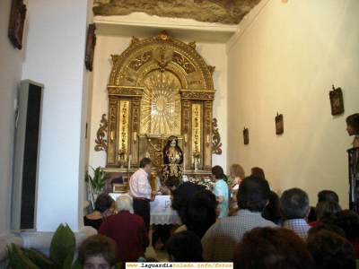27 de Septiembre de 2006. La gente besando al Santo Niño ya en su ubicación durante el resto del año.
