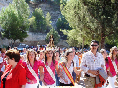 27 de Septiembre de 2006. Reina, Damas y Mantenedor llegando a la Ermita con el Santo Niño
