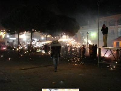 28 de Septiembre de 2006. Instantánea de los toros de fuego
En esta foto aparece Jose Luis Guzmán, colaborador de esta web, en el escenario tomando también instantáneas del evento
