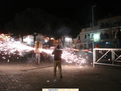 28 de Septiembre de 2006. Instantánea de los toros de fuego
En esta foto, aparece Jose Luis Guzmán, colaborador de esta web, tomando instantáneas todavía más cerca de los toros
