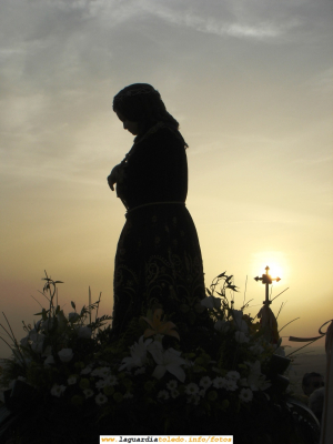 2 de Septiembre de 2006. Saliendo de la Ermita y con la imágen del Santo Niño a contraluz
