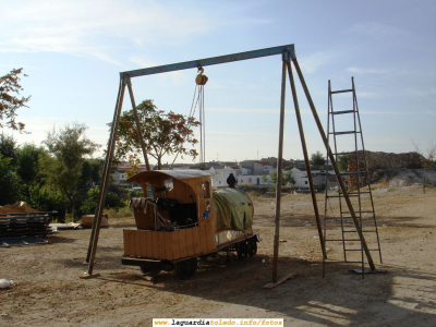 30 de Septiembre de 2006. Primera hora de la mañana. Pasada una semana desde el comienzo de las fiestas, las zonas del ferial vuelven a la normalidad.
Esto es lo que queda del Tren de la Bruja, con el Castillo al fondo
