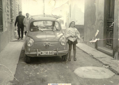 Foto de un 600 de la época al lado del callejón de las Procesiones
