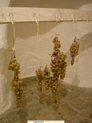 Costumbre tradicional guardiola de colgar uvas en la cueva
Normalmente se cuelgan en la cueva (habitación subterránea) o en la cámara (habitación en la parte más alta de la casa) con el fin de que se conserven hasta las Navidades para poder tomarlas en las tradicionales "12 uvas".
