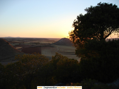 Vista panorámica del Cerro de la Atalaya al anochecer desde los pinos de detrás del vertedero.
