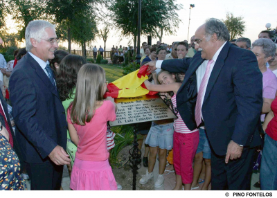 El presidente de Castilla-La Mancha, José María Barreda, y el alcalde de La Guardia (Toledo), Luís Cabiedas, junto a un grupo de niños, descubren una placa conmemorativa de la inauguración del parque "Paseo del Norte” de esta localidad. 1-09-06

