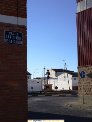 Calle Santo Niño de la Guardia en las Casitas. Al fondo la estatua de Don Quijote
