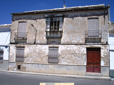 16 de Agosto de 2006. Casa típica guardiola abandonada en la Plaza de la Cruz Verde
Es una pena, porque es una casa que siempre me ha llamado la atención por su arquitectura, sobre todo por el ventanal central
