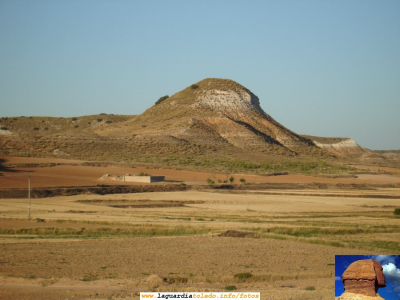 Vista panoramica del Cerro de las Maricas desde la cuesta del Madero. Se adjunta el perfil de la esfinge de Gizeh del antiguo Egipto para demostrar su parecido con la cabeza. En La Guardia tenemos una réplica de una de las 7 maravillas del mundo...
La esfinge de Gizeh se hizo construir en el Antiguo Egipto en honor al faraón Kefrén según algunas teorías, unos 2.500 años A,C. Tiene rostro humano y cuerpo de león. Estudios más recientes datan la esfinge en más de 10.000 años A.C., 5.000 años antes de que apareciesen los egipcios. Por tanto según estas otras teorías no la construyeron los egipcios. No sabemos exactamente cuándo se formó con su actual fisonomía nuestro Cerro de las Maricas, pero seguro que es más antiguo. El parecido también radica en el color rojizo de ambas.
