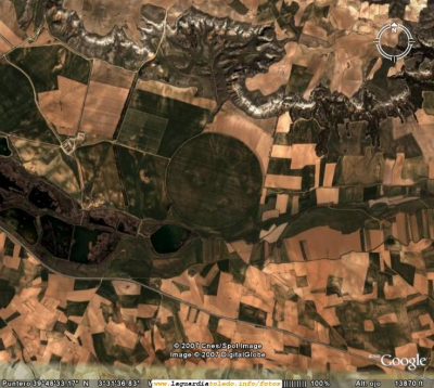 Parcela circular perfecta en el término de La Guardia (Fuente Google Earth)
Esta foto de satélite es del término de La Guardia, concretamente del valle del Cedrón. La carretera que se ve en la parte inferior es la Carretera de Huerta, y el paraje es la Vega.Podéis ver la foto de satélite original en
[url=http://maps.google.es/maps?f=q&hl=es&q=la+guardia+toledo&sll=40.396764,-3.713379&sspn=14.717953,41.132813&layer=&ie=UTF8&z=14&ll=39.811041,-3.524809&spn=0.02901,0.080338&t=k&om=1][color=navy][i][b]Parcela circular en el término de La Guardia[/b][/i][/color][/url][/b]
