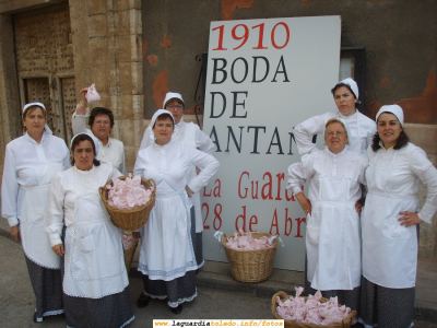 28 de Abril de 2007. Boda de 1910. Las cocineras preparadas para repartir las monteras
Para los que no sepan lo que es una montera, ésto es una [url=http://www.laguardiatoledo.info/fotos/displayimage.php?pos=-2349][color=navy][i][b]Montera[/b][/i][/color][/url].[/b]
[url=http://www.laguardiatoledo.info/guardiapedia/Categor%C3%ADa:Edificios_Emblem%C3%A1ticos][color=navy][i][b]Se inaugura una nueva sección de edificios emblemáticos en la Guardiapedia[/b][/i][/color][/url].[/b] para que los guardiolos colaboren en su redacción
[url=http://laguardiatoledo.info/tupidiario/2007/05/08/se-inaugura-una-nueva-seccion-en-la-guardiapedia-relativa-a-edificios-emblematicos-de-la-guardia/][color=navy][i][b]Se inaugura una nueva sección de edificios emblemáticos en el Tupidiario[/b][/i][/color][/url].[/b] para que los guardiolos colaboren en su redacción
[url=http://laguardiatoledo.info/guardiapedia][color=navy][i][b]La guardiapedia cambia la página de inicio para visualizar en ésta todos los artículos publicados[/b][/i][/color][/url].[/b]



