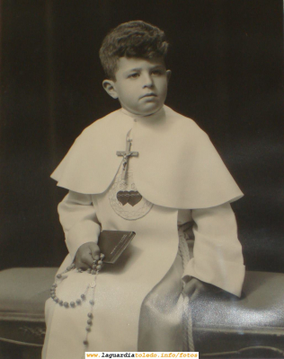Foto de estudio de Comunión de Luis Cristobal Nuño Santiago. Entorno al año 1970
Este traje de Padre Damián ha sido la vestimenta de comunión de algunos guardiolos, incluido el que postea esta foto ("grimores")
