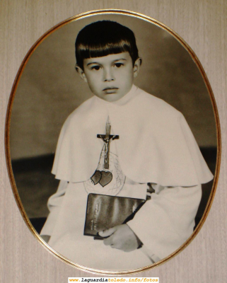 Foto de estudio de Comunión de Juan Luis Redajo ("grimores" en la web). Entorno al año 1975
Este traje de comunión de Padre Damián era usado por algunos niños para hacer la Comunión, entre ellos yo mismo. El contraste con el resto de niños que la hacían de marineros era evidente.
