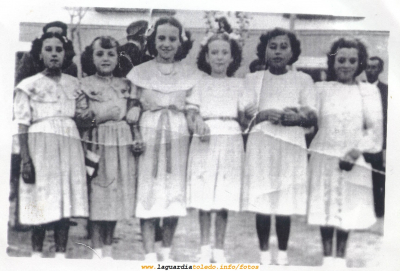 Cuadrilla de niñas posando delante de la carroza del Santo Niño. Años 50
