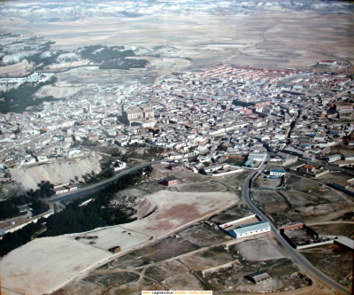 Vista aérea de La Guardia.
Esta foto es un escaneo del cuadro que se encuentra en el Bar Pueblo Nuevo, en donde se encuentra la única churrería actualmente en el pueblo. Muchas veces que he ido a por churros he visto el cuadro y me había llamado la atención.Gracias a sus dueños por el tiempo que les he hecho perder hasta que he sacado una foto que mereciese la pena.
[b]Dar click a la foto para verla con más detalle[/b]
