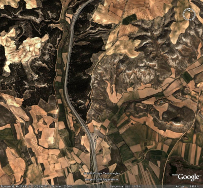 Vista de la Cuesta del Madero desde Google Earth
[b]Da click al documento para verlo ampliado[/b]
Intenta localizar la Casa Marisol, el Cerro las Maricas, el Restaurante el Madero y una inscripción para que desde el aire se localice el restaurante [b](la palabra BAR está marcada en los cerros)[/b]

