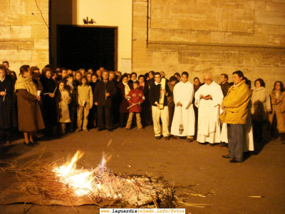 7 de Abril de 2007. 23:30. La tradicional hoguera antes de la Misa de Resurrección
Es una tradición guardiola que el Cirio Pascual de la Misa de Resurrección se encienda en el pretil de la Iglesia en una hoguera que se ha hecho previamente. [b]Proyecto Tupi estuvo en la misa de Resurrección.Podéis verlo en el Tupidiario[/b]
[url=http://www.laguardiatoledo.info/tupidiario][color=navy][i][b]Tupidiario[/b][/i][/color][/url].[/b]
[url=http://laguardiatoledo.info/tupidiario/2007/04/08/proyecto-tupi-estuvo-en-la-misa-de-resurreccion/][color=navy][i][b]Noticia relativa a la misa de Resurrección en el Tupidiario[/b][/i][/color][/url].[/b]

