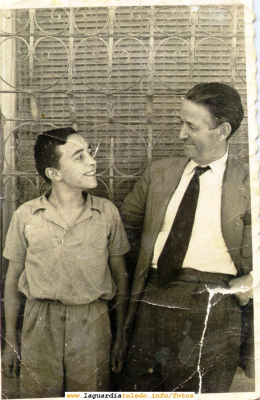 D. Felipe Ortega acompañado de un alumno, años 50
D. Felipe fué durante muchos años "maestro escuela" como se decía aquí de nuestro pueblo. Desde aquí un homenaje a todos los profesores que han ido formando a las distintas generaciones guardiolas.
