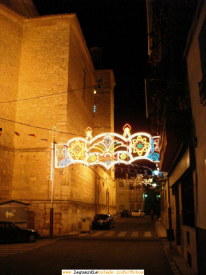 Puerta de entrada al ferial iluminada en la calle Mayor. 23 de Septiembre de 2006, 2h30m. de la madrugada
Esto ya huele a fiestas...
