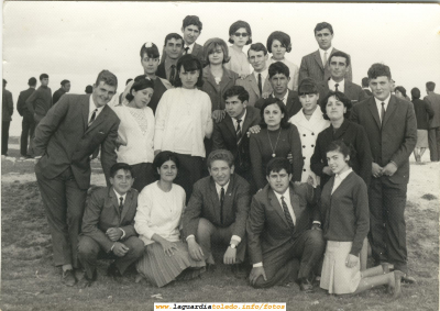 Cuadrilla de jóvenes. Año ?
En la foto aparecen: José "el carnicero", Carmen Hijosa, Manolo "el carnicero", Juani, Matilde, Perpetuo, Carmen, Félix del Castillo, Manolo "Cepa", Isidora, Manolo, Justo, Luisi, Encarni Valero, Tito, Marcos. Podéis incluir como comentario si conocéis a álguien más
