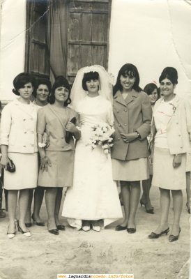Tomasa Oliva el día de su boda. Año ?
En la foto aparecen Luisi, Paca, Carmen Orgaz y Carmen Hijosa
