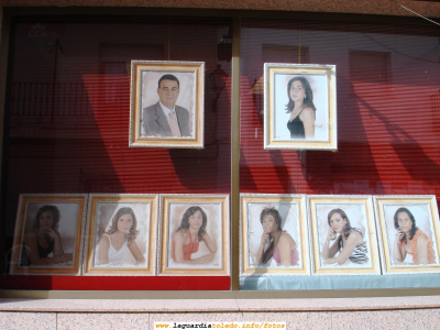 Tradicional foto de las Damas, Reina y Mantenedor de las próximas fiestas que por estas fechas se expone en CCM (La Antigua Caja Castilla la Mancha). 2 de Septiembre de 2006, 18:04
[b]Aunque las condiciones de iluminación son muy malas, la publico simplemente porque es una muestra de una tradición guardiola.[/b] Es muy difícil hacer una foto a través de un cristal, por el día por el reflejo de la luz natural y por la noche por el reflejo de la luz artificial del foco que hay en la parte superior. La foto está hecha a más resolución (1600 puntos de resolución horizonal) que la normal que uso (1300) para que pueda apreciarse el detalle de los cuadros de cada uno de las personas. [b]Se ruega usar la opción de click sobre la foto a la resolución que se muestra actualmente para apreciar mejor los detalles, ya que ese click en la foto la expone a la resolución final. Esta es una opción que no se si conocéis pero es muy útil para apreciar las fotos más al detalle. Pulsando de nuevo click sobre la foto agrandada se vuelve a la resolución normal de visualización[/b]

