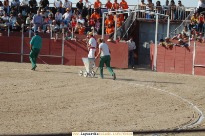 Fiestas de 2005. Instantánea de la pintura de las rayas con cal en la Plaza de Toros por parte de trabajadores del Ayto.
