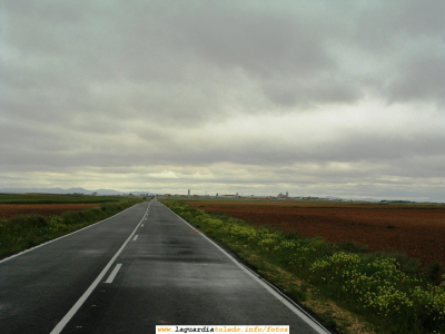 2 de Mayo de 2007. 12:30 de la mañana. Fotos del "Camino" Barrancondo hacia el pueblo
Se ve que voy poco por el campo. Yo creía que el Camino Barrancondo seguía siendo un camino y resulta que es una carretera.
