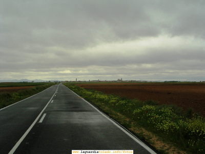 2 de Mayo de 2007. 12:30 de la mañana. Fotos del "Camino" Barrancondo hacia el pueblo
Se ve que voy poco por el campo. Yo creía que el Camino Barrancondo seguía siendo un camino y resulta que es una carretera.
