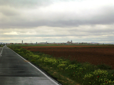 2 de Mayo de 2007. 12:30 de la mañana. Fotos del "Camino" Barrancondo hacia el pueblo
Se ve que voy poco por el campo. Yo creía que el Camino Barrancondo seguía siendo un camino y resulta que es una carretera.
