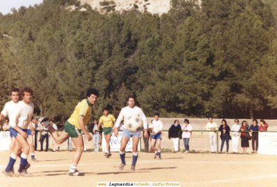 Fútbol en la Fuente. Nuestro querido delantero Jose Vicente Campaya rematando, ¿de cabeza o de pié?
