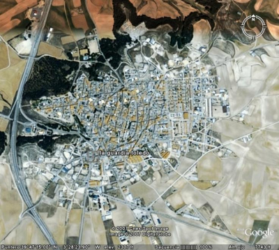 3 de Marzo de 2007. La Guardia vista desde el Google Earth
Pongo la referencia temporal porque a ésta fecha estamos en el límite de cobertura de alta resolución del programa, por lo que todavía el pueblo no se ve con nitidez.
Compárese esta imagen con otra que tenemos en la web obtenida del SIGPAC [url=http://www.laguardiatoledo.info/fotos/displayimage.php?pos=-1240][color=navy][i][b]Vision de La Guardia desde el SIGPAC[/b][/i][/color][/url].[/b] [/b]

